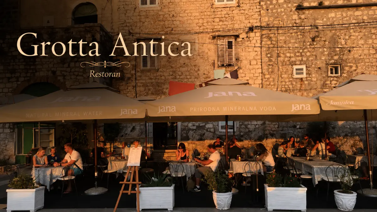 Terasa restorana Grotta Antica u mediteranskom ambijentu