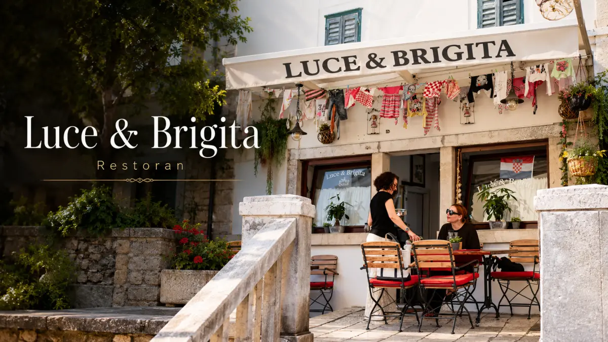 Pročelje s natpisom Bistro Luce & Brigita i vanjskim stolovima