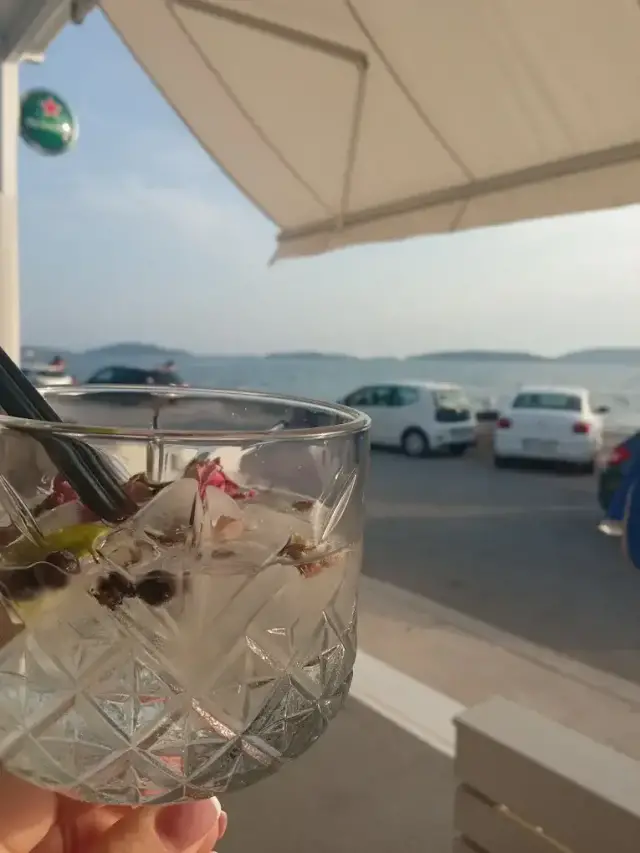 Gin tonic in the shade of the Bellezza terrace