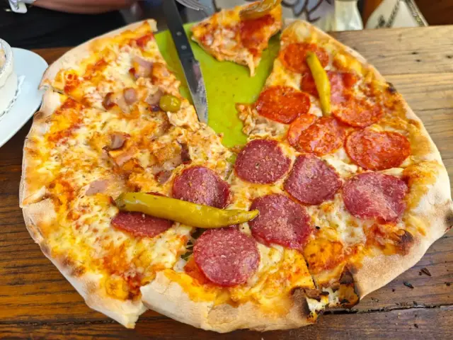 pizza on the table at Buffet Pizzeria Niko Grebastica