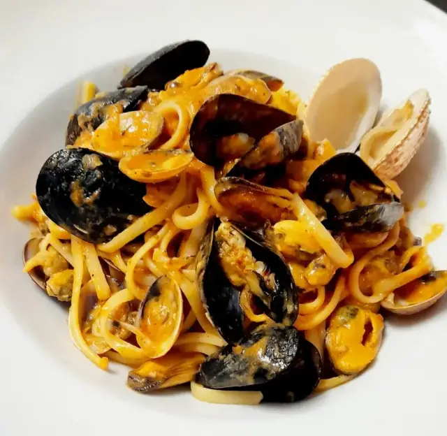 seafood spaghetti at Pizzeria Niko
