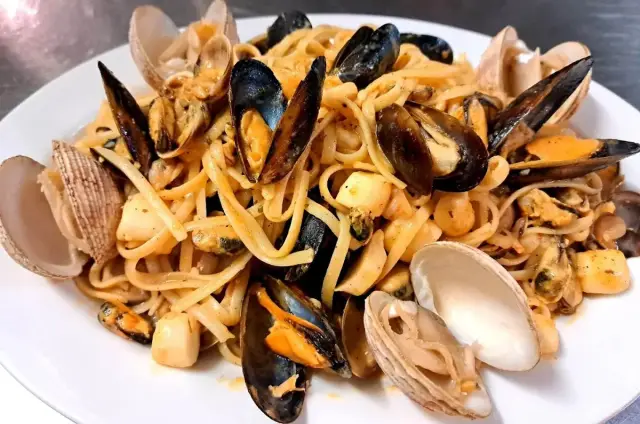 shellfish and seafood pasta at Pizzeria Niko
