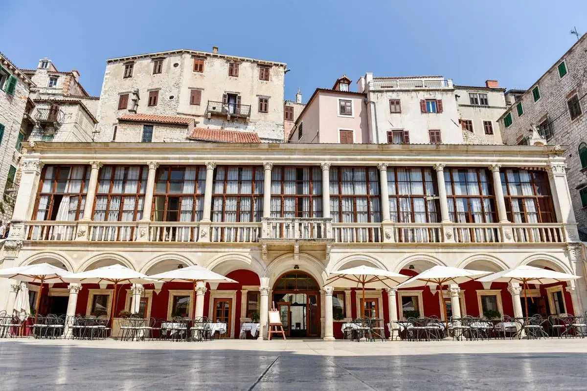 Pročelje Gradske vijećnice i terasa restorana na Trgu Republike Hrvatske u Šibeniku