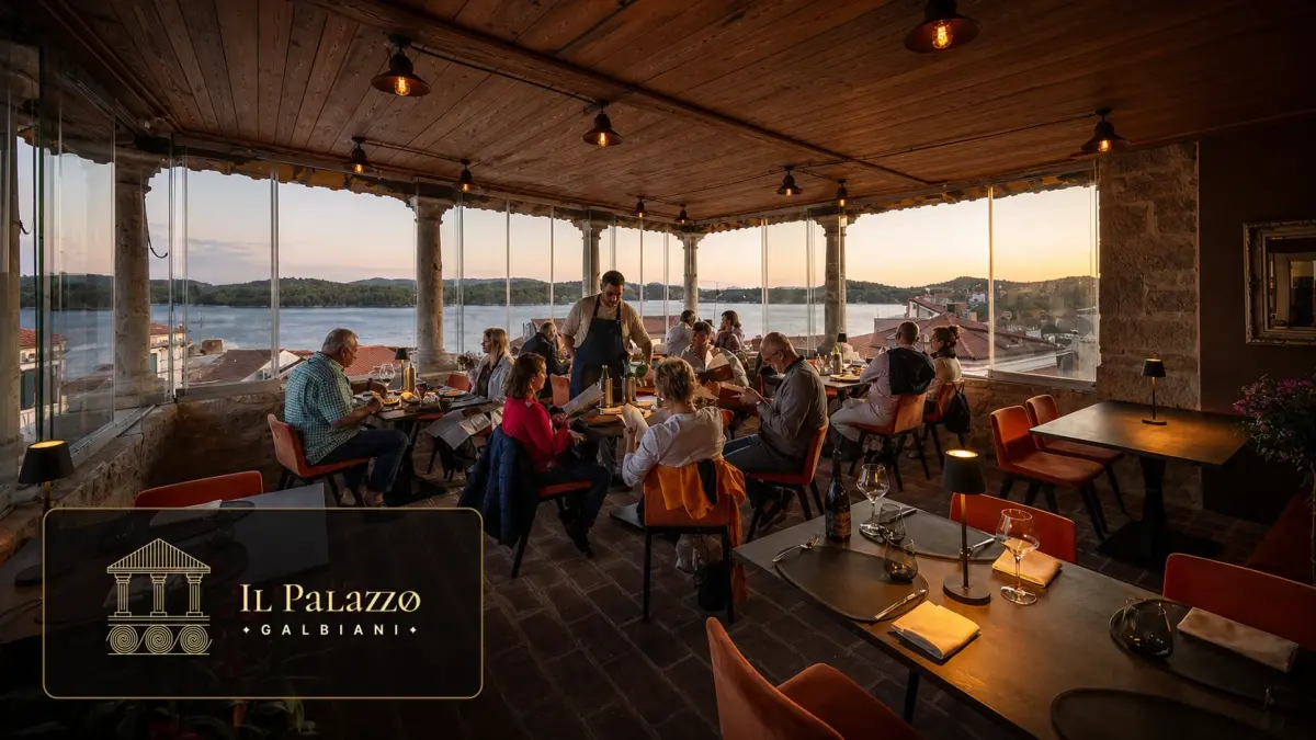 Il Palazzo Galbiani: terasa restorana na petom katu palače Galbiani s pogledom prema moru u Šibeniku