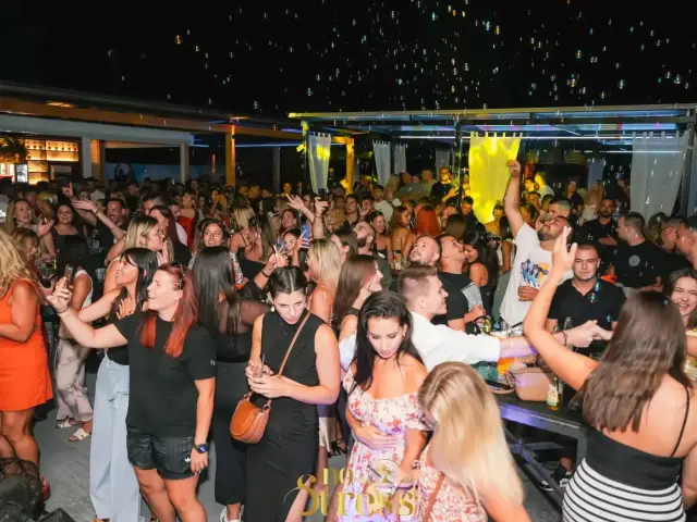 NoStress Night & Beach Bar Brodarica večernja terasa i crowd