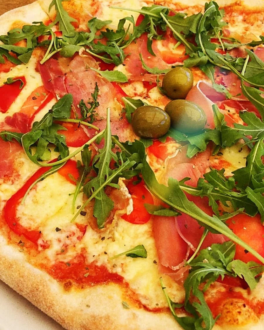Pizza Mamma Mia s pršutom, rikulom, rajčicom i zelenim maslinama
