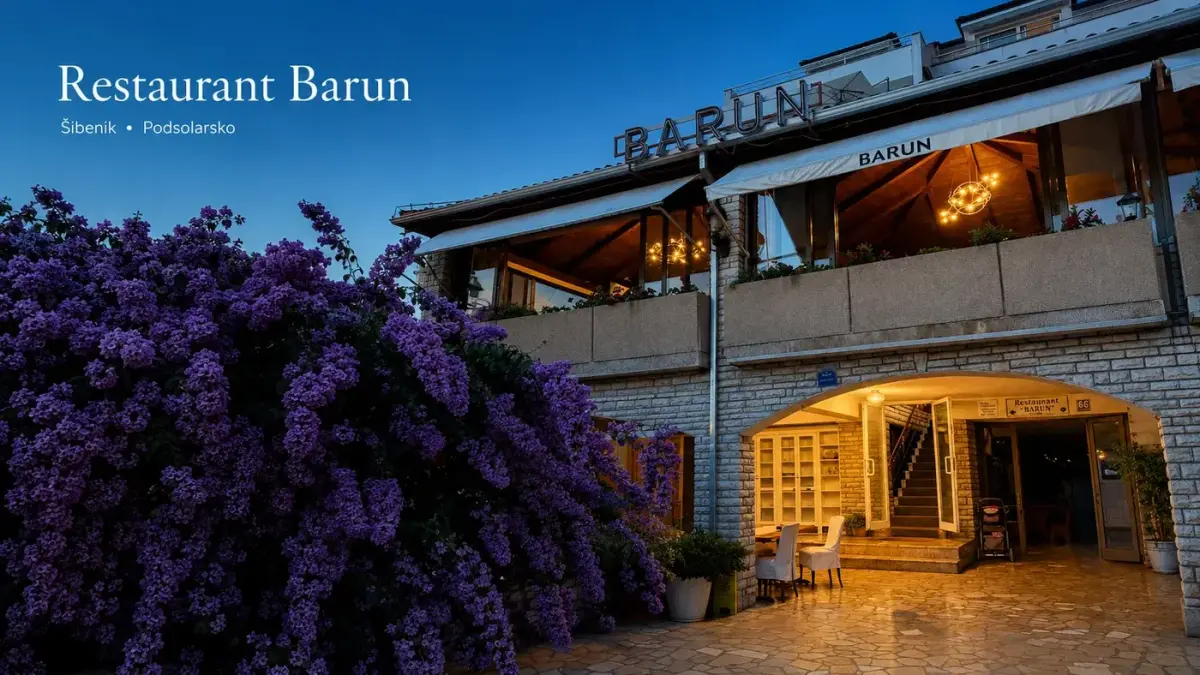 Restoran Barun u Podsolarskom naslovna fotografija ulaza s natpisom Barun i mediteranskim zelenilom